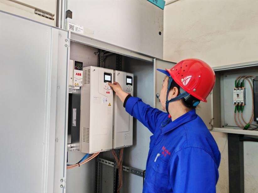 動(dòng)力車間化水崗位人員正在調(diào)整設(shè)備參數(shù)